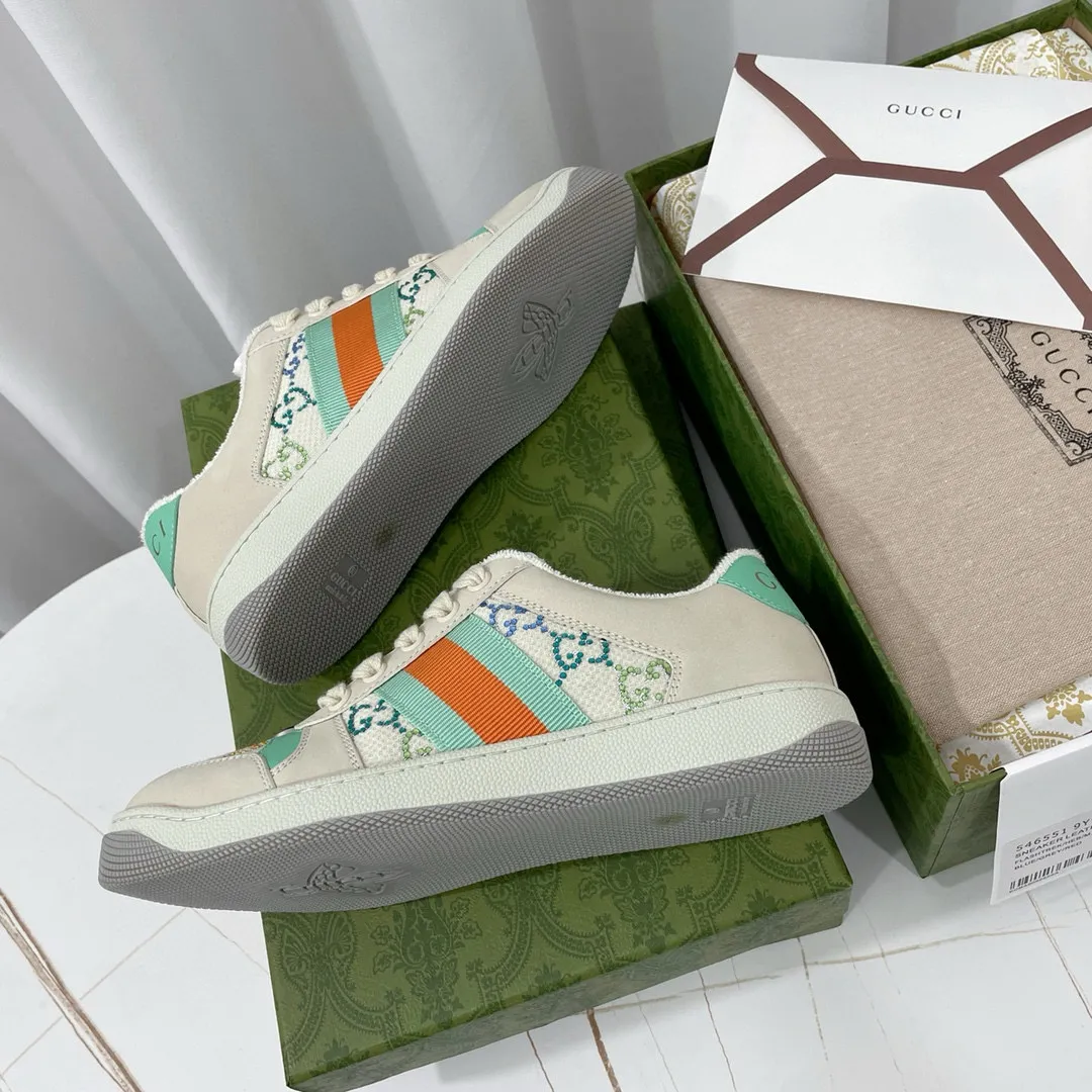 Factory price: 580💰 GUCCI Gucci's newly upgraded back cover lining, top-notch old dirty shoes, classic casual sports shoes for couples, retro sneakers and old G family dirty shoes, updated at the counter simultaneously! ①The shoe upper has the same water-based edge coating process as the original version⚠️The ordinary oil edges on the market have a strong glue feel and are easy to fall off! Grade A first-layer nubuck leather (with pores)/matching computer embroidered double G cloth, high-density terry velvet lining. ② A PVC transparent small round mark sealing line is added to the details of the midsole. The mold is opened six times and the jewelry craftsmanship is used to customize the two-color double G buckle, striving to be the same as the original version. A pair of buttons is more than three times more expensive than ordinary buckles on the market. ③An old two-color washable label, the chip is placed on the outer waist of the right foot, the entire shoe is completely hollowed out with rubber technology, TUP material (rubber to distinguish the market) with the latest green packaging from the counter, 3D printed handbag, and a pair of shoelaces. There is no pressure when entering and exiting the counter. You can buy a 1:1 accurate replica of the original version and modify and upgrade it repeatedly. The details are perfectly restored, the materials are all customized, and they are truly top-notch. Please look at the details clearly to identify the quality. Upper: First-layer frosted cowhide/embroidered double G cloth. Lining: original high-density velvet lining. Foot pads: original pearlescent sheepskin. Outsole: private molded vacuum TPU material. Packaging: original top-grade full set packaging at the counter. Shoe size: women's size 35-40, men's size 39-44 (men's size 38, 45🉑️customized, non-returnable)